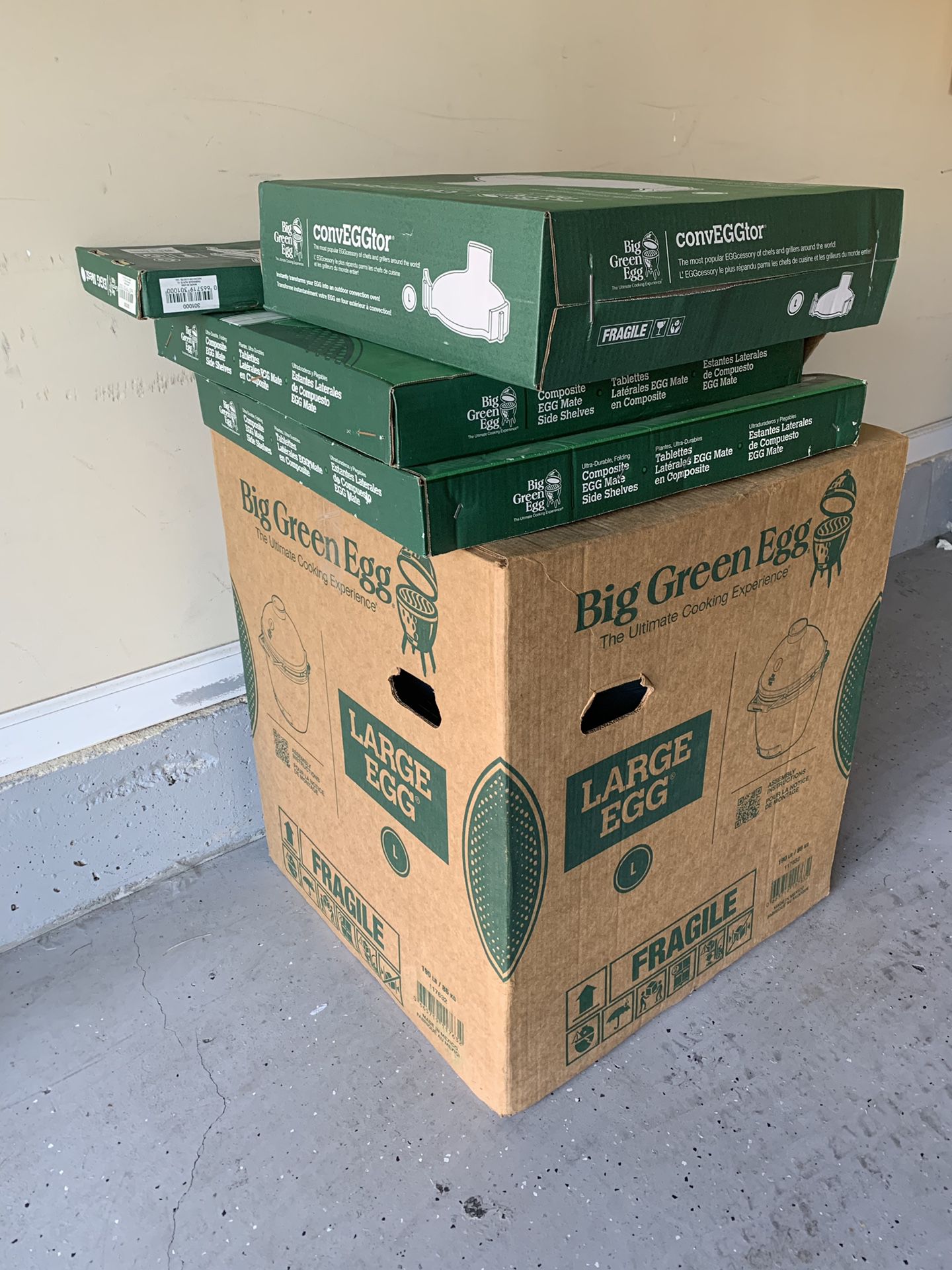 LARGE BIG GREEN EGG BRAND NEW SEALED WITH 3 extra accessories
