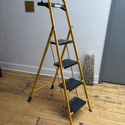 4-Step Ladder with Lift Up Tray