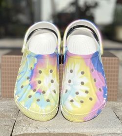 Crocs Baya Tie Dye Clogs in Pastel Color Way Men's size 7 Women's size 9