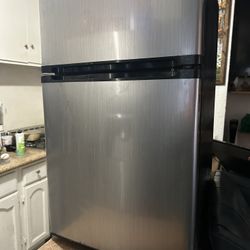 3 ft mini insignia fridge