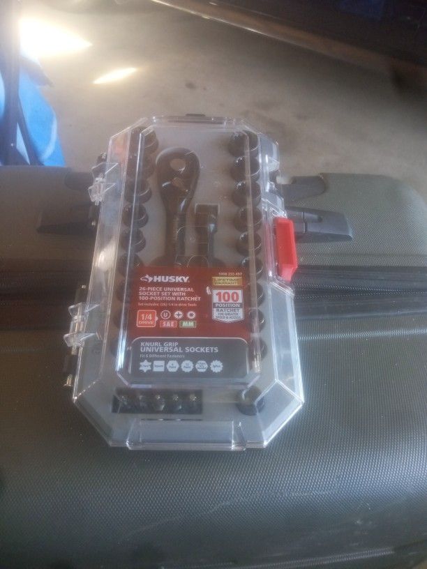 HUSKY 26-PIECE UNIVERSAL SOCKET SET WITH 100 -POSITION RATCHET