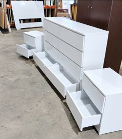 8- DRAWERS DRESSER AND TWO NIGHSTANDS