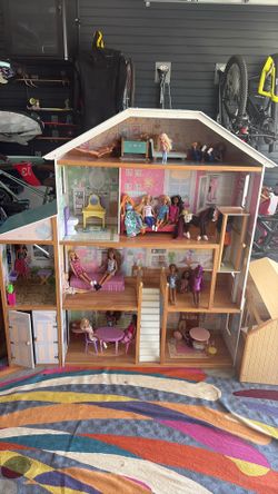 Barbie House with dolls and furniture
