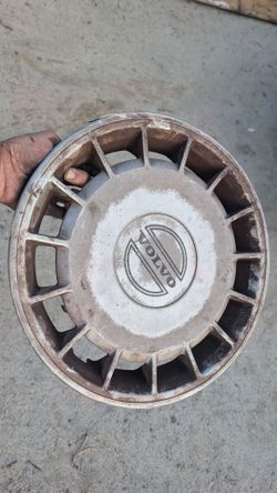 1) volvo hubcap 240 740 hub cap wheel covering