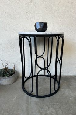 Beautiful Marble Stone Top & Metal Base Round End Table 20.5” tall. 15” diameter