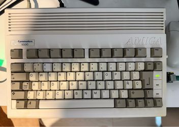 Amiga 600 computer - vintage commodore - working!