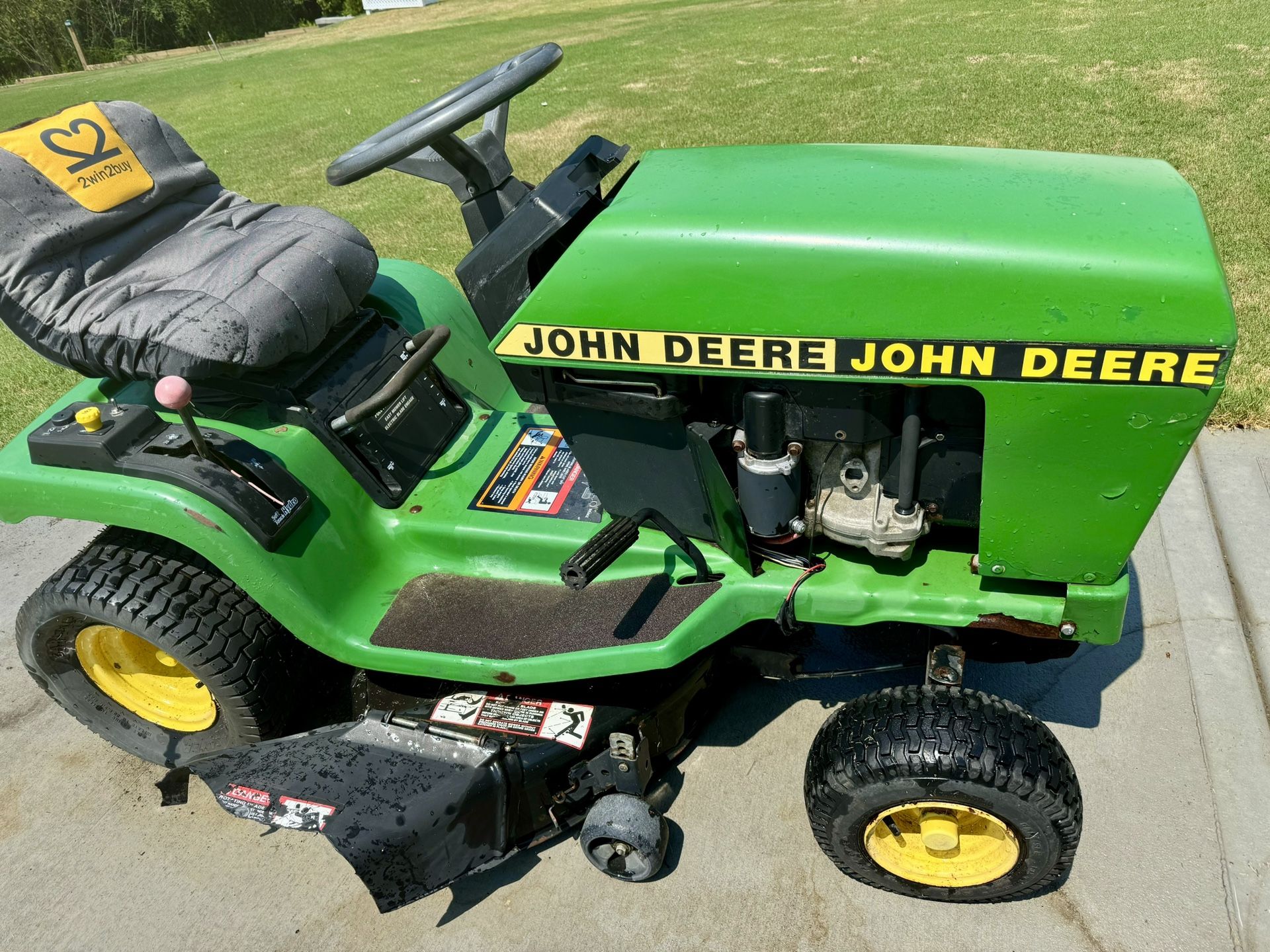 John Deer Ride On Lawnmower