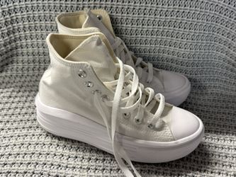 Chuck Taylor All Star Move Platform. Size 6