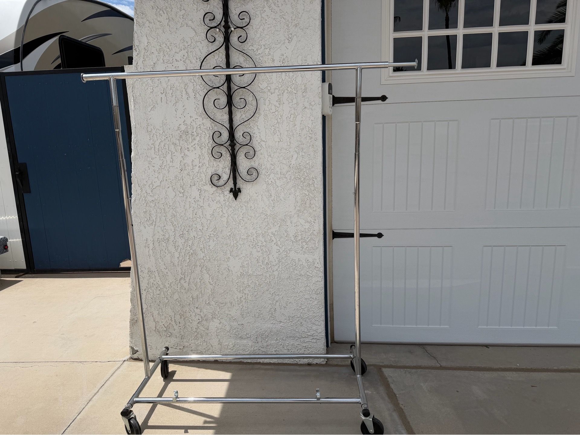 Rolling clothes rack