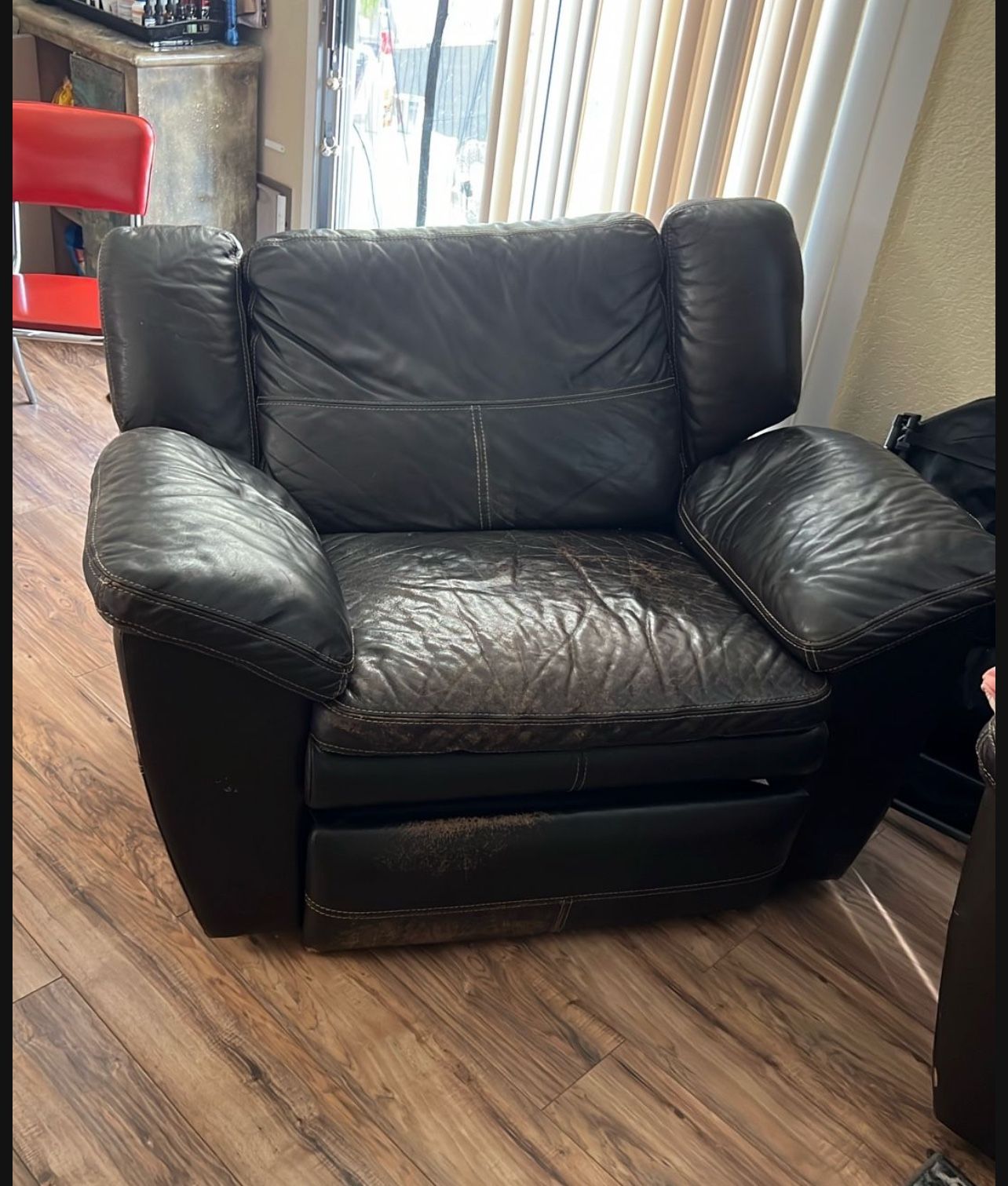 BROWN LEATHER LOVE SEAT COUCH