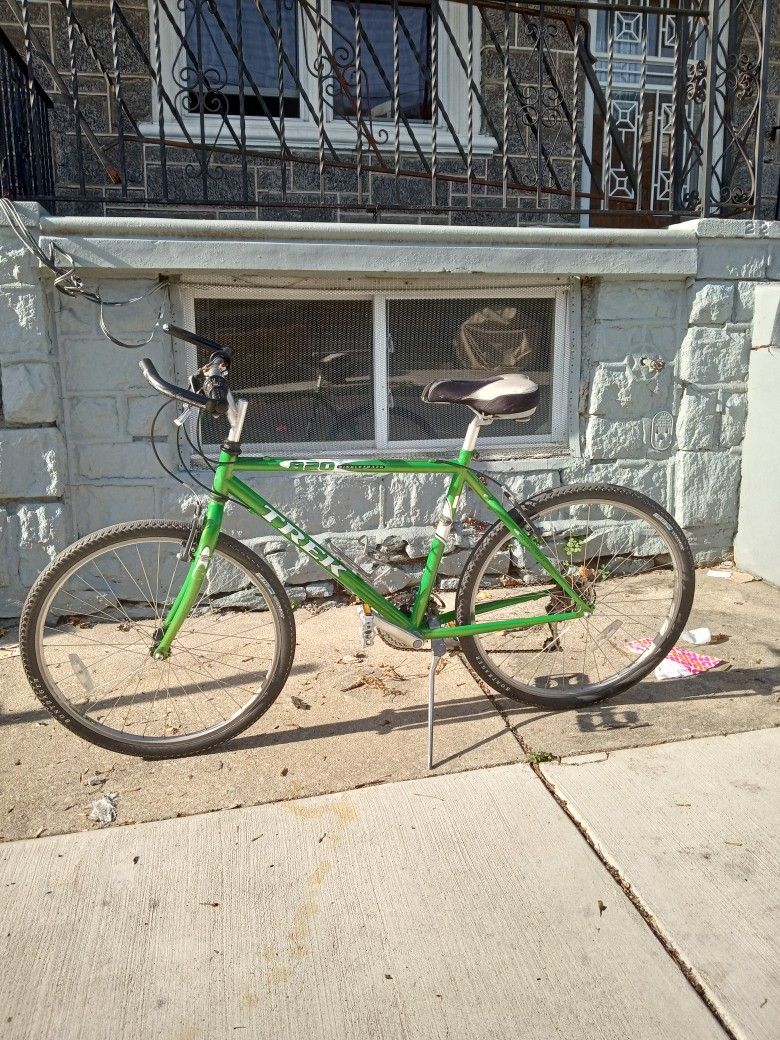 BEAUTIFUL GREEN TREK MULTITRAK MOUNTAIN BIKE