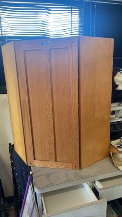 Corner cabinet