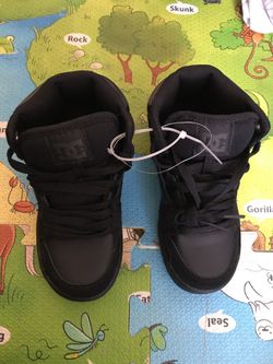 Boys black tennis shoes