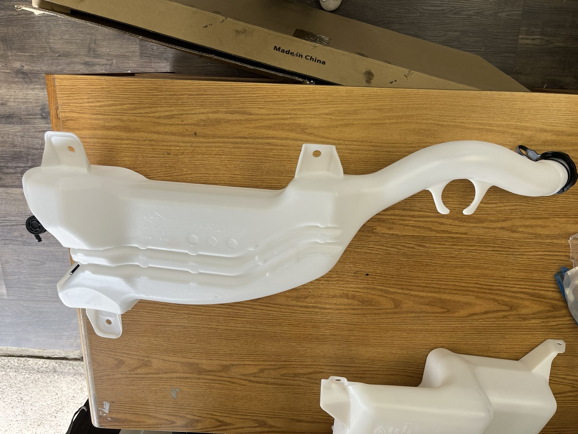 Freightliner Cascadia Windshields Washer Tank