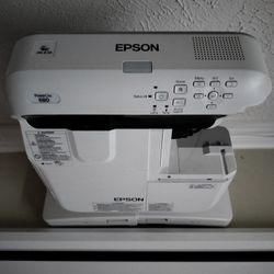EPSON Powerlite 860 Short Throw Projector And Screen 