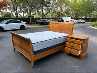 Beautiful Bed Frame Queen Size Real Wood, Box Spring, Mattress and Nightstand Like New