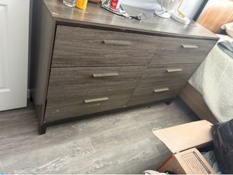 Gray dresser / Buro