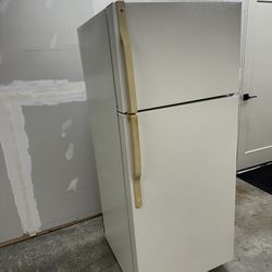 GE Refrigerator, Freezer On Top - 100.00