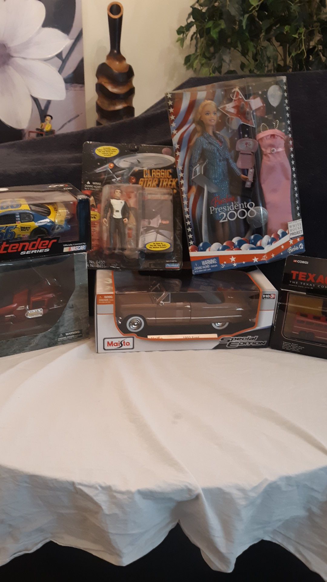 6 unopened collectible toy figures and vehicles