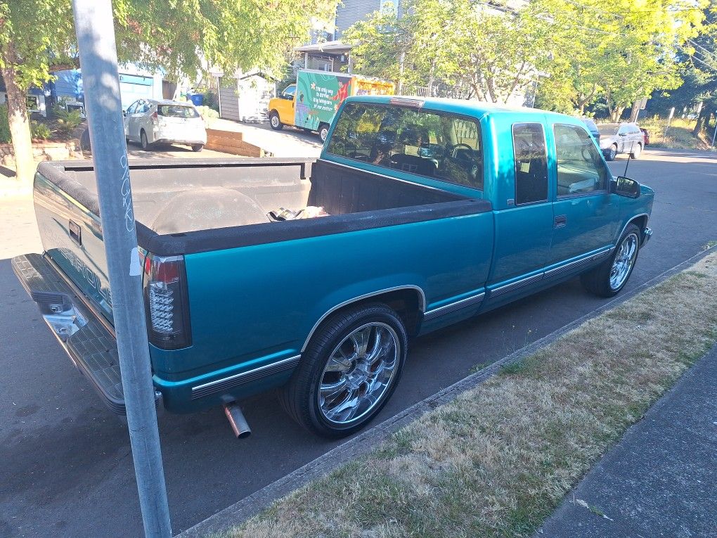 Chevrolet Silverado 96 N Nissan Pathfinder 01
