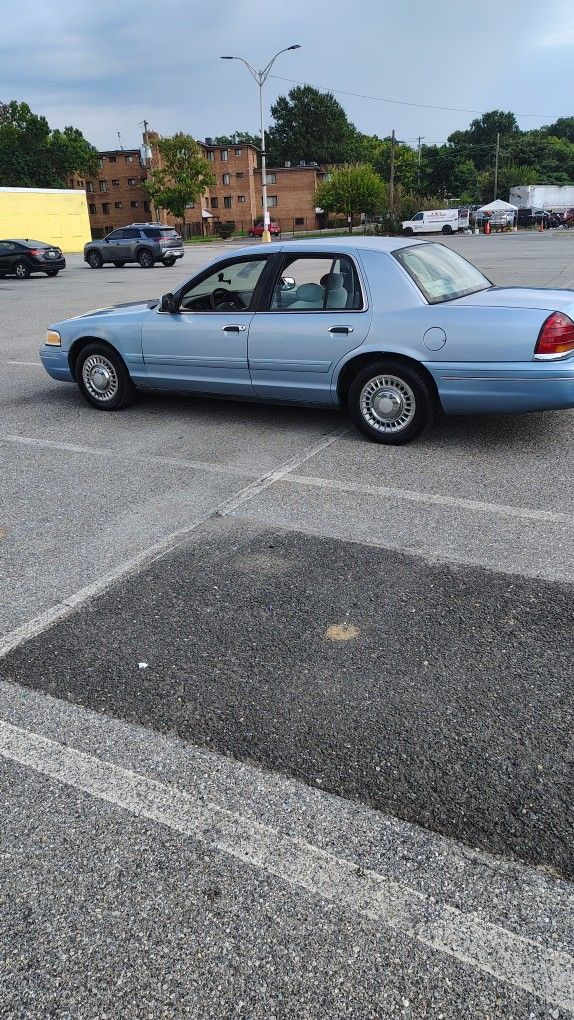 2000 Ford Crown Victoria