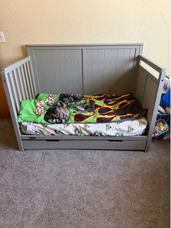 4 in 1 Crib with changing table. Mattress included
