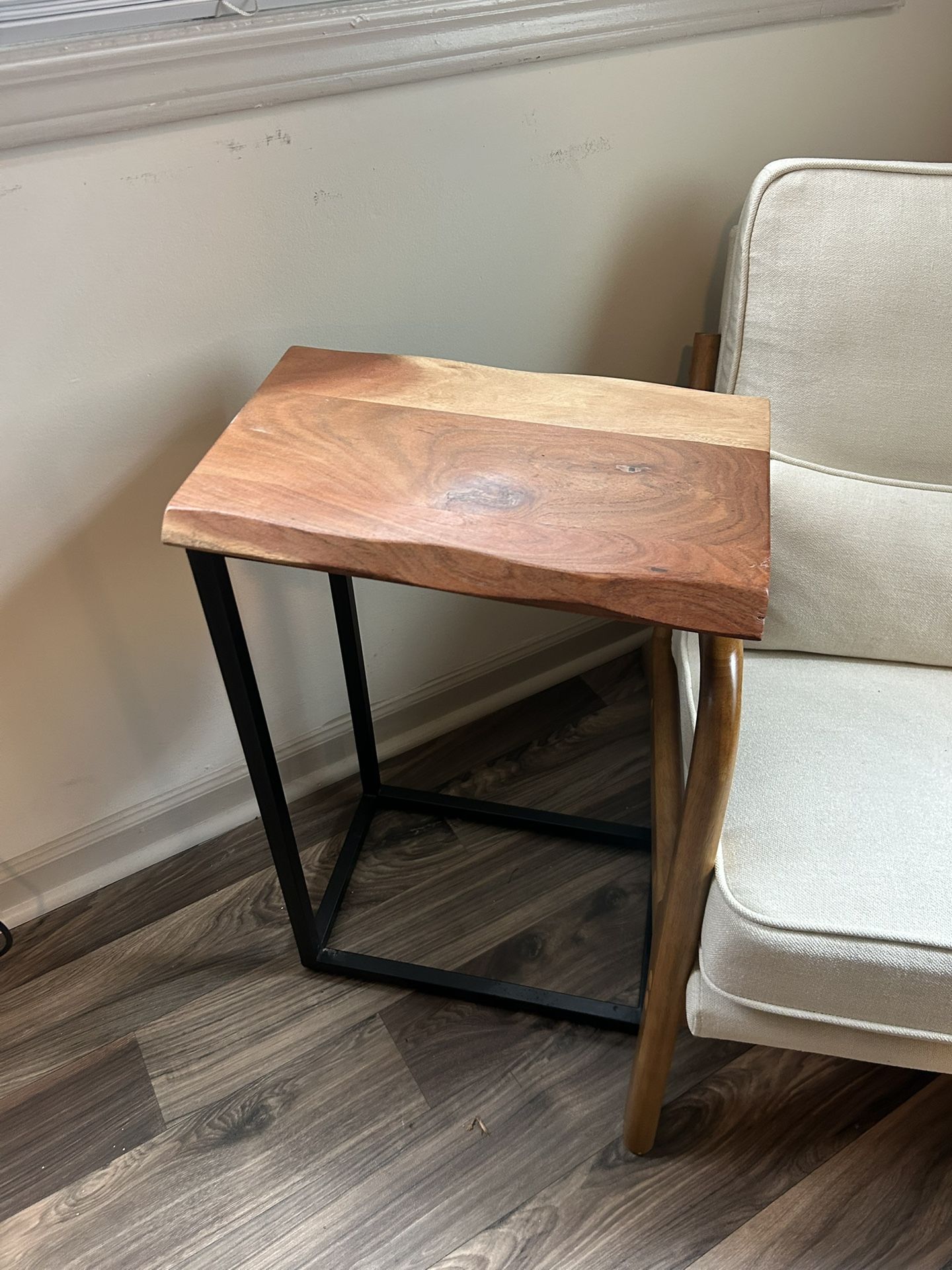 Live Edge Wood & Metal C-Table – Modern Side Table