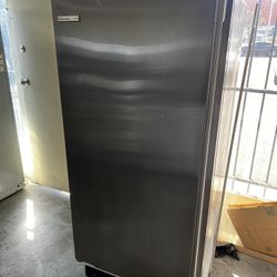 ELECTROLUX UPRIGHT FREEZER WITH INTERNAL ICE MAKER 