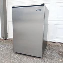 Magic Chef 4.4 Cu Ft Compact Mini Refrigerator stainless steel