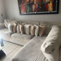 Sectional sofa w/pillows