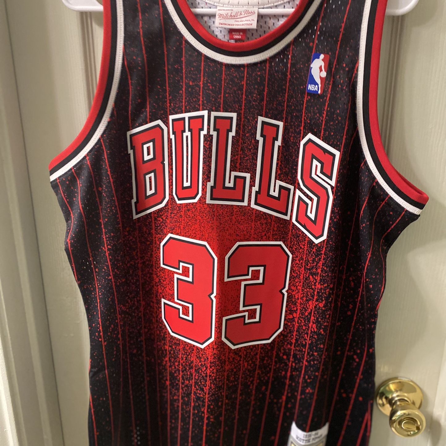 Chicago Bulls Pinstripe Shorts Gold NBA Logo sz L 44 for Sale in Chicago,  IL - OfferUp