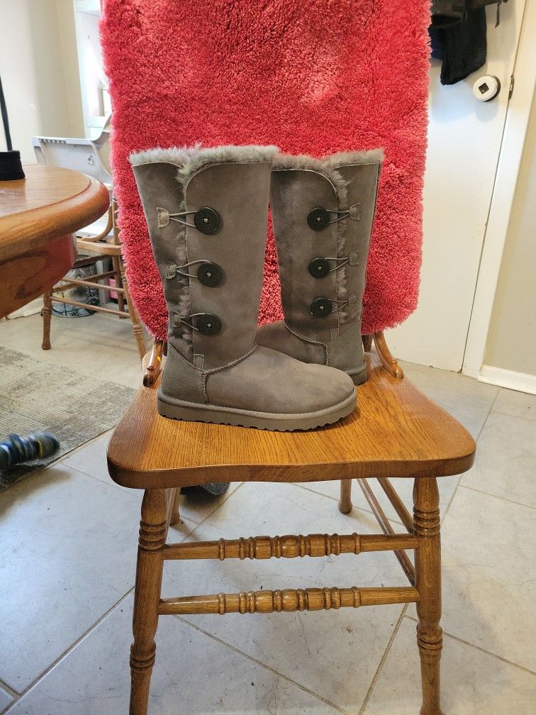 Never Worn.. Nice Bailey Button UGG's