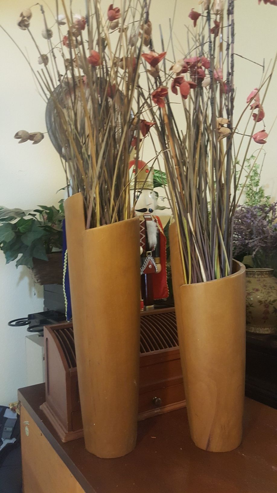 2 Wooden vase and flowers