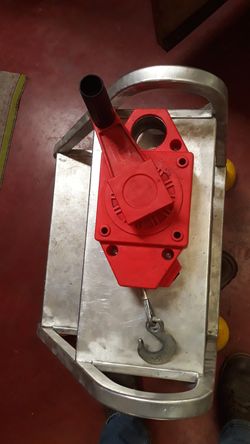 Toolmaster hand cranking wench 1 ton