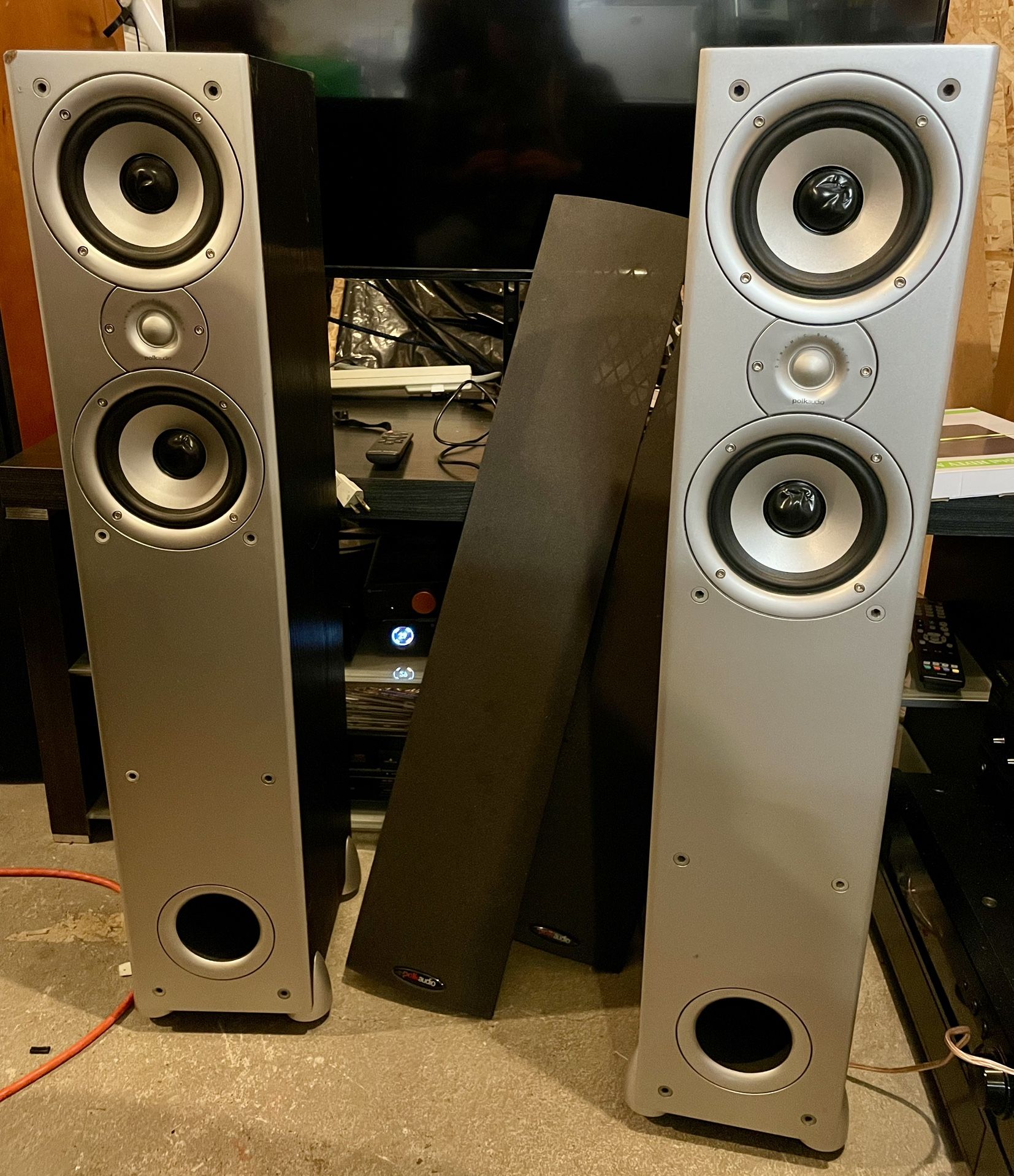 Polk Floor Standing Speakers, Great Sounding!