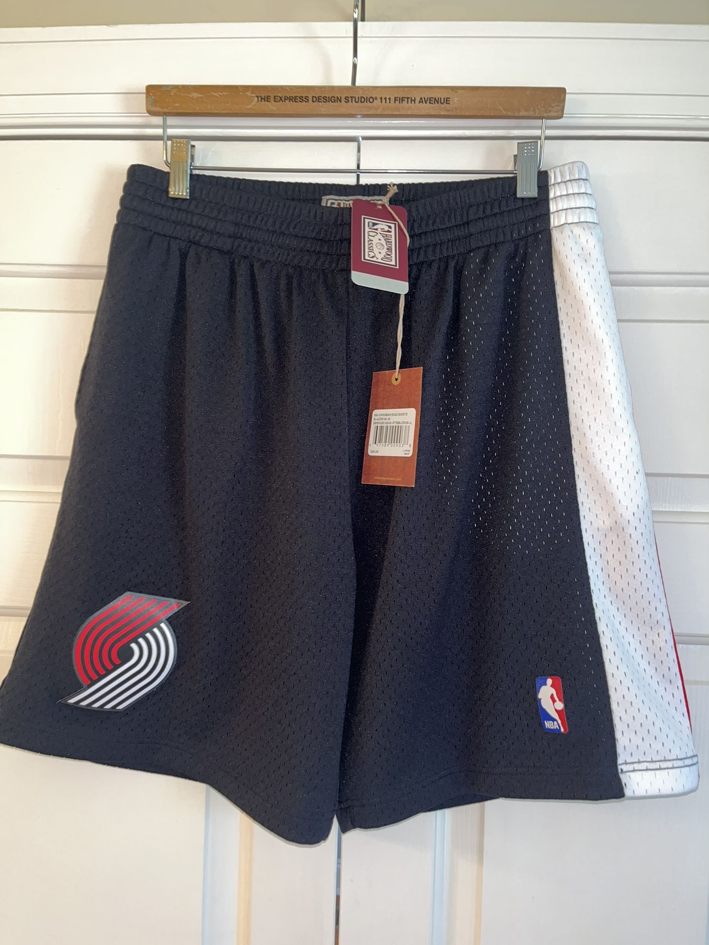 Men's sz L Mitchell and Ness blazers swingman shorts (like new)