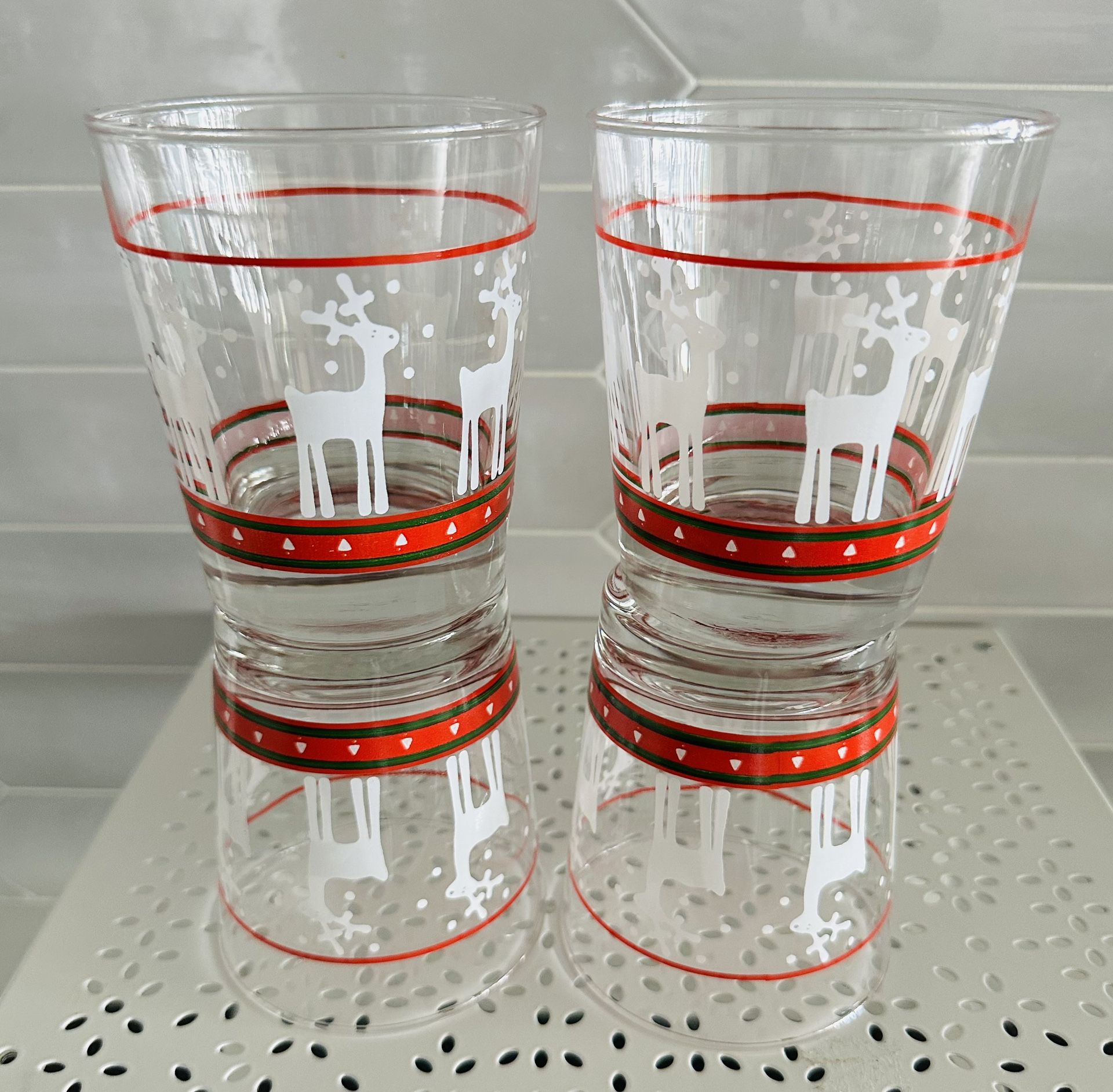 Set of 5 vintage Libbey reindeer Christmas glasses I found one more after photos were taken so there are now five 12 oz, 4” tall. 
