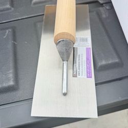 ROBERTS 1/16 in. x 1/32 in. x 1/32 in. U-Notch Pro Vinyl Flooring Trowel with Wood Handle