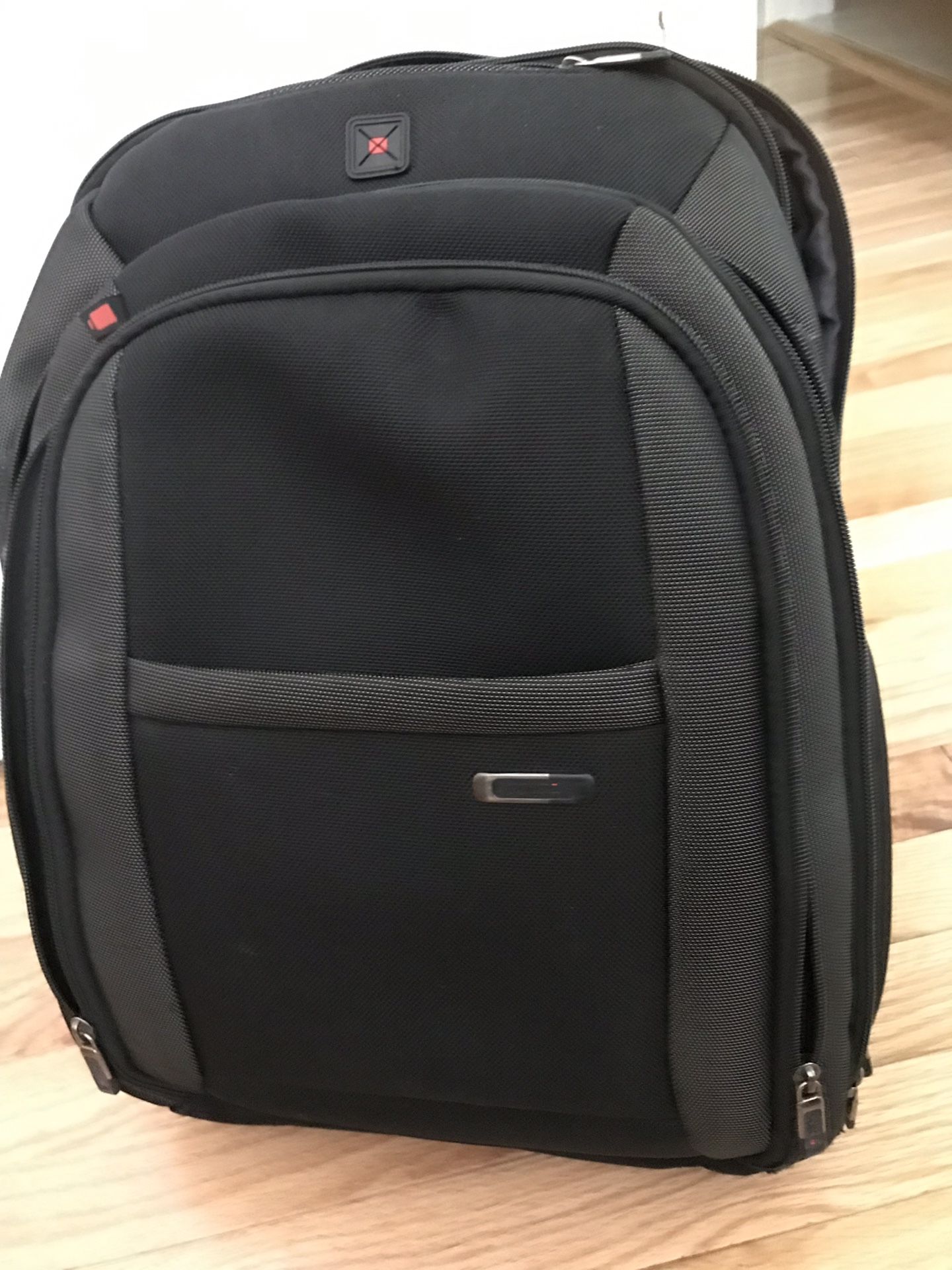 Final sale, pick up on Weekend !Solo laptop backpack ( black and gray)