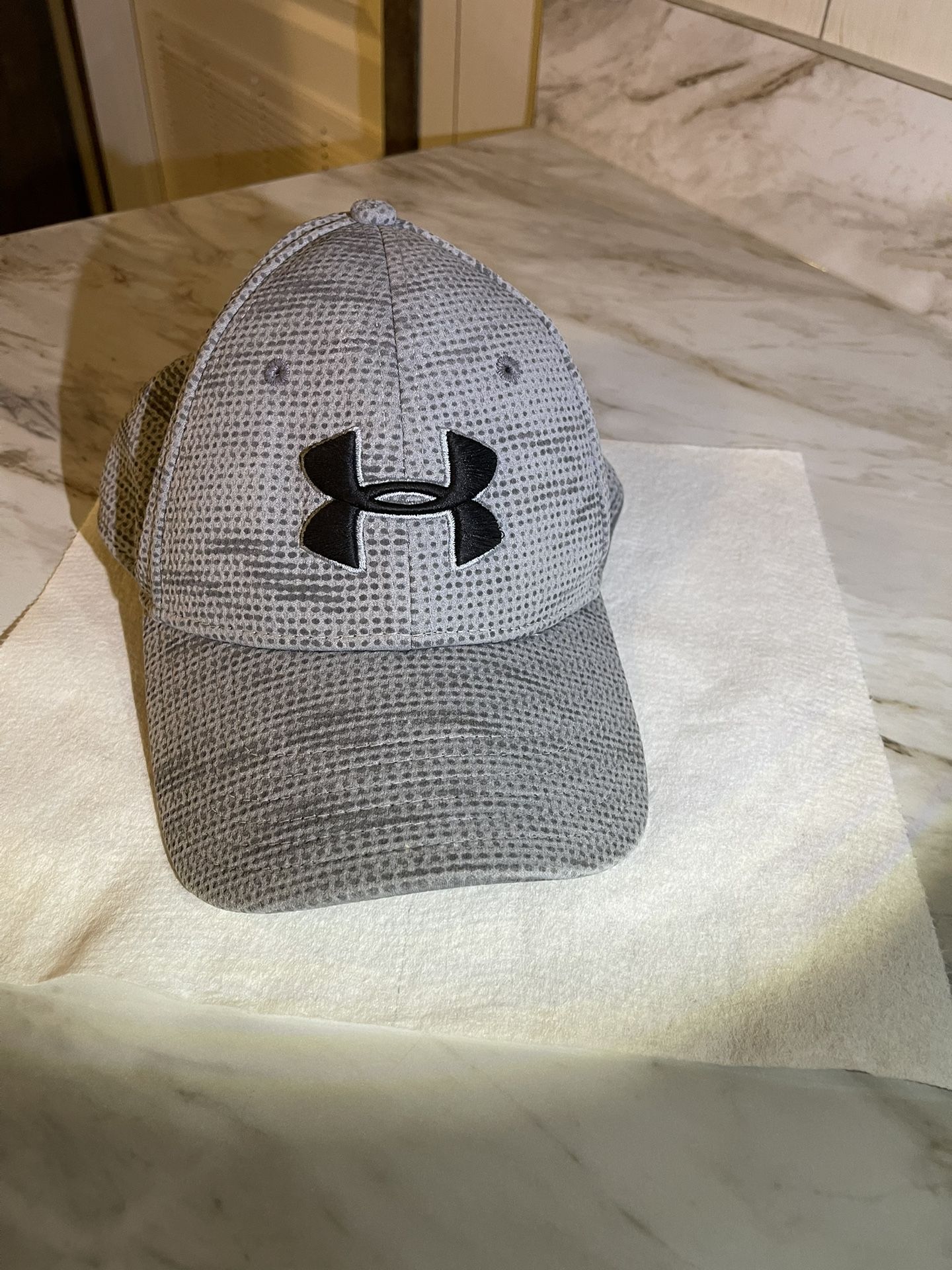 Under Armor Adult Men’s Fitted Baseball Sports MD/LG