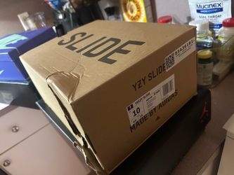 Yeezy slide onyx *damaged box*