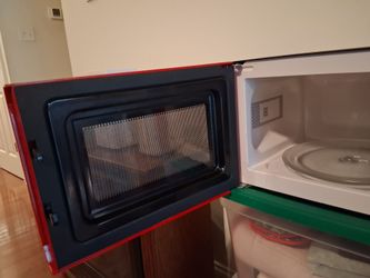 Black and Red 700 watt microwave