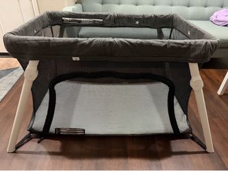 Guava Family - Lotus Travel Crib with Fun Shade