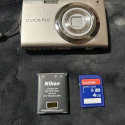Nikon COOLPIX S4000 12.0MP Digital Camera Silver 