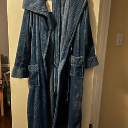 Robe Richie house XL  velour robe New   Great for Christmas gift 