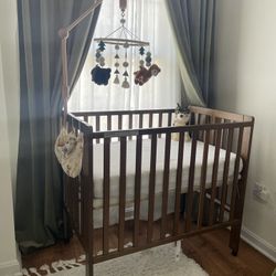 Mini Foldable Crib + Mattress + Crib mobile 
