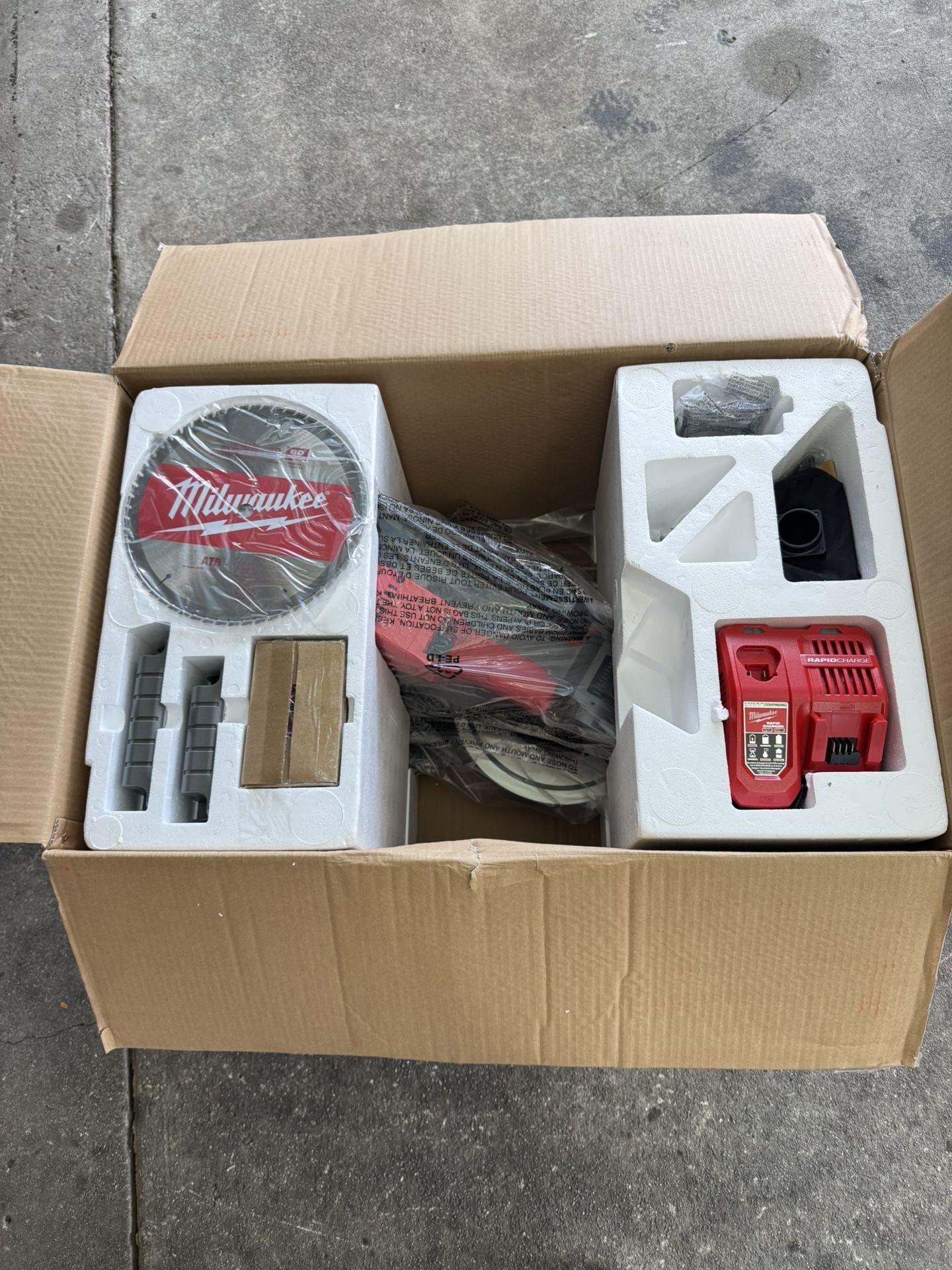 Milwaukee M18 FUEL 18V 10 in. Lithium-lon Brushless Cordless Dual Bevel Sliding Compound Miter Saw Kit with One 8.0 Ah Battery