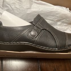 CLARKS- NIB Cora Poppy black tumbled leather SIZE 9 Women’s
