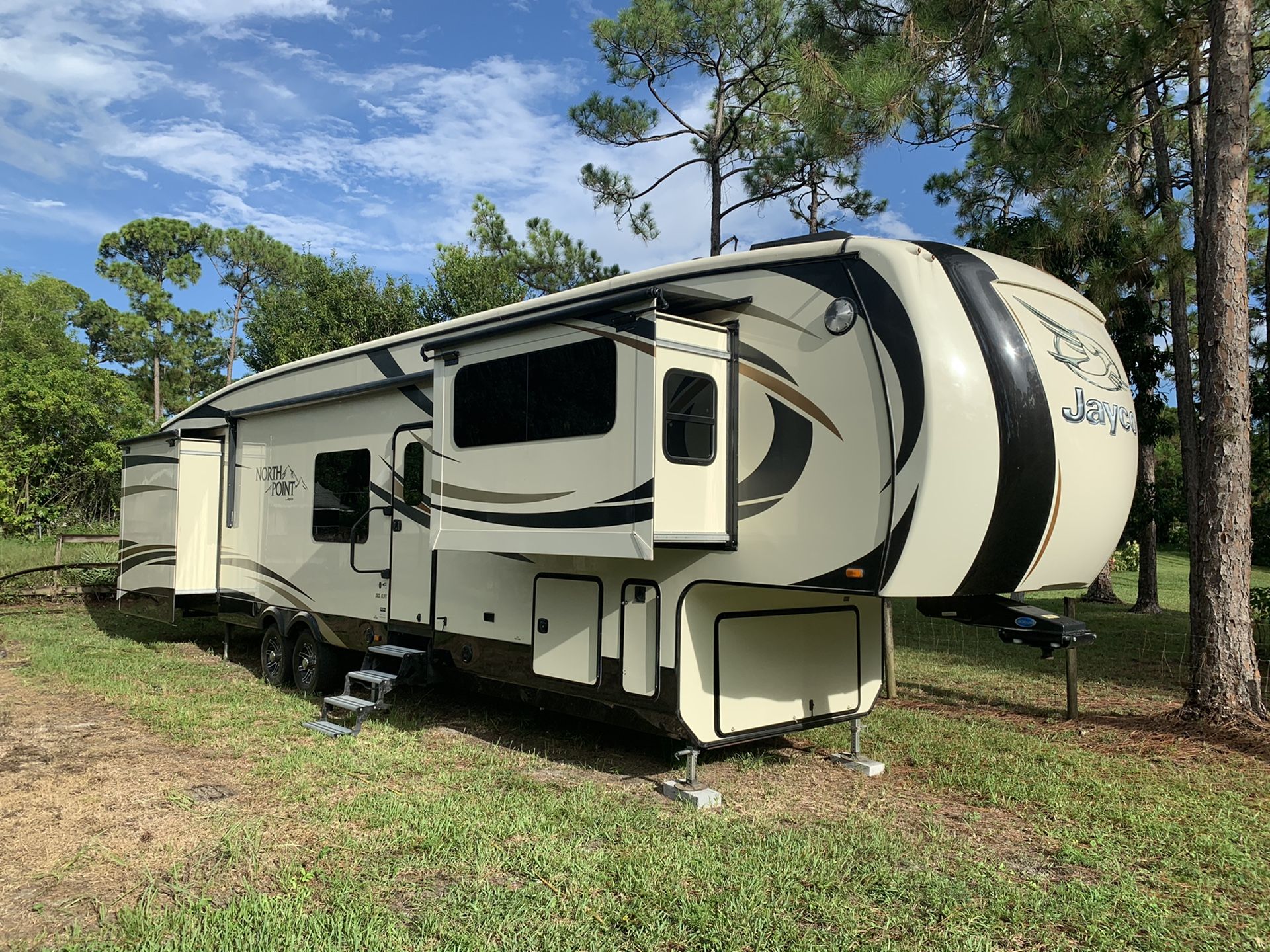 2016 43’ Jayco north point fifth wheel camper