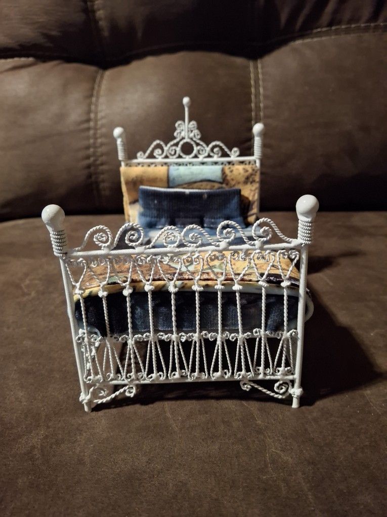 Vintage 1/12 Scale White Wire Metal Dollhouse Diorama Bed